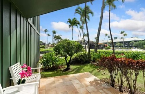 Hanamaulu Condo | Lava Lounge-Pool view/walkout access, 2 Queen Beds