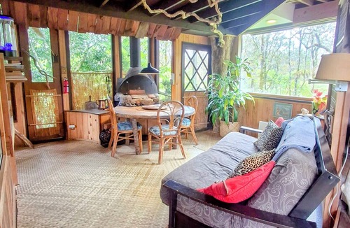 Royal Hawaiian Estates House | Live among the trees In this real-life treehouse!
