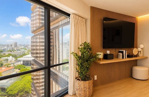 Downtown Honolulu Apartment | Luxe City Retreat – Chic & Cozy Stay Free Parking