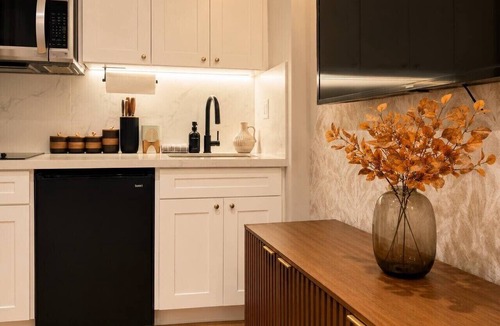 Downtown Honolulu Apartment | Luxe City Retreat – Chic & Cozy Stay Free Parking