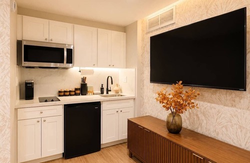 Downtown Honolulu Apartment | Luxe City Retreat – Chic & Cozy Stay Free Parking