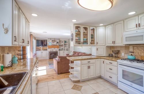 Otis House | Luxurious single-story palace sited on a gorgeous arm of the Devil’s Lake