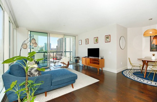 Waikiki Condo | LUXURY 2-Bed Condo, Kitchen, Wi-Fi, Parking, W/D, AC, LEGAL Monthly Rental!