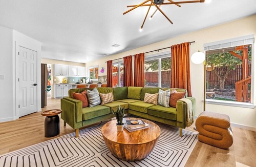 Southeast Boise House | Luxury! Hot Tub Sauna Miniputt GameRoom Pets