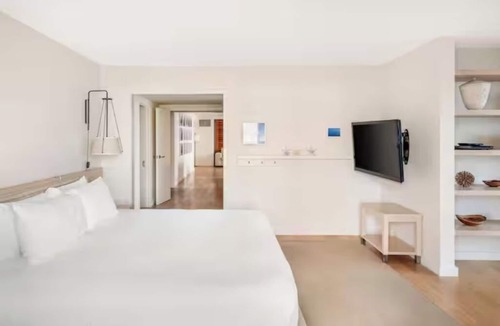 Waikiki Hotel | Making The Best Memories Along The Way! Oceanfront, Outdoor Swimming Pool!
