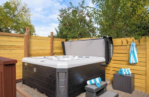 Arvada Plaza Area House | Mini Golf Fire Pit Hot Tub, Game House for 14