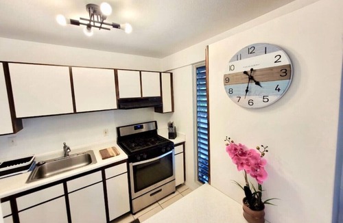 Historic Kailua Village Apartment | Modern 1-Bedroom Island Getaway Near Downtown Kona