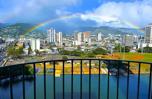 McCully - Moiliili Apartment | Modern Condo, Free Parking, Sleeps 4, 1 King Bed, 1 Queen Pullout Couch in Waikiki