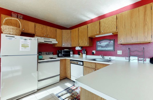 Wildernest Condo | Modern condo with mountain views - near hiking & skiing