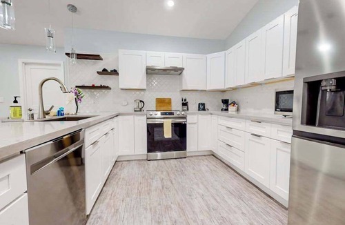 Orchidlands Estates House | Modern Dog-Friendly Keaau Oasis on 2 Acres with Patio & W/D