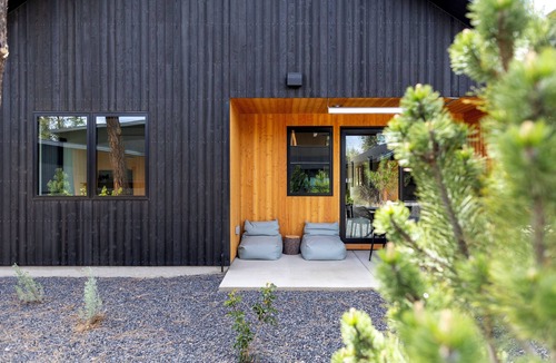 Sisters House | Modern Mountain Cottage, walking distance to charming town of Sisters, Oregon