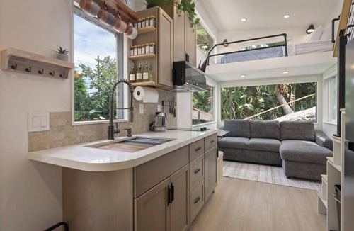 Kahaluu-Keauhou Cabin | Modern Tiny House [ A/C and peekaboo oceanviews ]