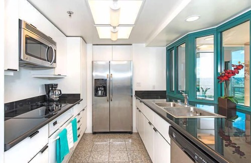 McCully - Moiliili Condo | Mountain-City Views Condo at the Waikiki Landmark w/Parking & Near the Beach
