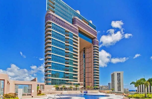 McCully - Moiliili Condo | Mountain-City Views Condo at the Waikiki Landmark w/Parking & Near the Beach