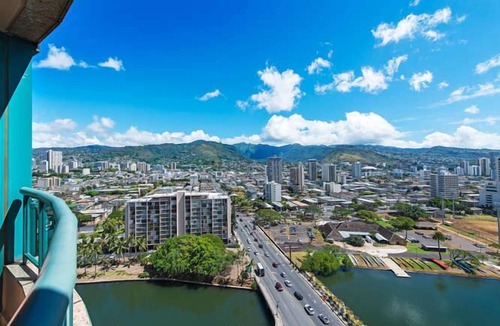McCully - Moiliili Condo | Mountain-City Views Condo at the Waikiki Landmark w/Parking & Near the Beach