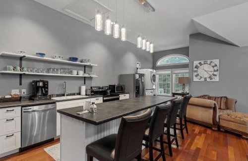 Danbury Apartment | Mountain View Suite