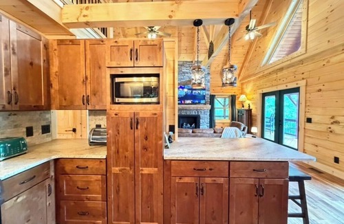 West Jefferson Cabin | NEW for FALL! Lakefront Log Cabin in West Jefferson -10 minutes to town-Pinball!