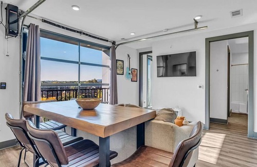 Rolling Mill Hill Condo | *NEW Modern 1BR|Sleeps 3|Broadway|Barstool Nash