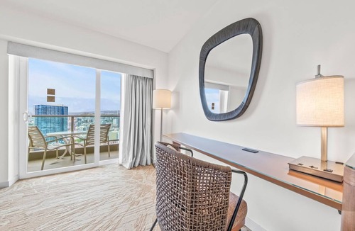 Ala Moana Condo | Newly Renovated Ocean with Queen Bed