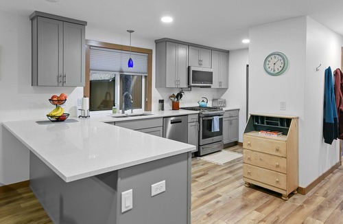 Enumclaw House | No Cleaning Fee! Newly renovated cabin near Mt. Rainier. Sleeps 10!