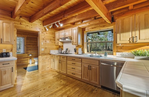 Nine Mile Falls Cabin | NOT IMPACTED BY CURRENT FIRES Cozy Log Cabin Retreat INSIDE Riverside State Park