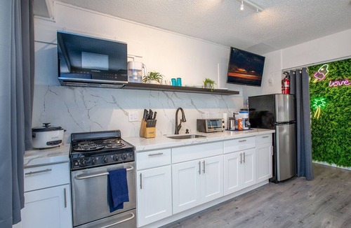Waikiki House | ★ Oasis Luxury Condo, Steps away from the beach 🏖