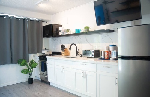 Waikiki House | ★ Oasis Luxury Condo, Steps away from the beach 🏖