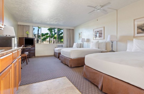 Kahului Hotel | Ocean Getaway | Balcony | Pool Access | Onsite Parking | Shuttle | Pet Friendly