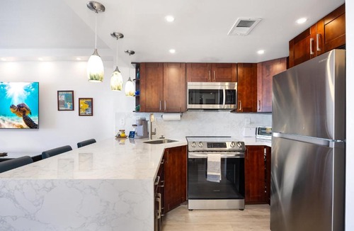 Waikiki Apartment | Ocean & marina view, just steps to Waikiki Beach
