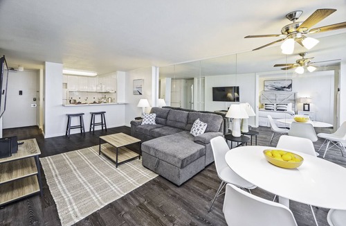 Waikiki Condo | Ocean-Marina Yacht Views Condo Steps to the Beach w/Full Kitchen & Free WiFi