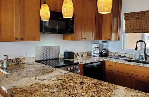 Historic Kailua Village Condo | OCEAN VIEW! – 603 KAILUA VILLAGE! NEW INTERIOR DOWNTOWN KONA - 1 BLOCK TO BAY!
