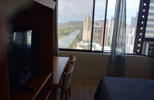 Waikiki Condo | Ocean view Cozy studio condo with gym, AC and kitchenette in Waikiki