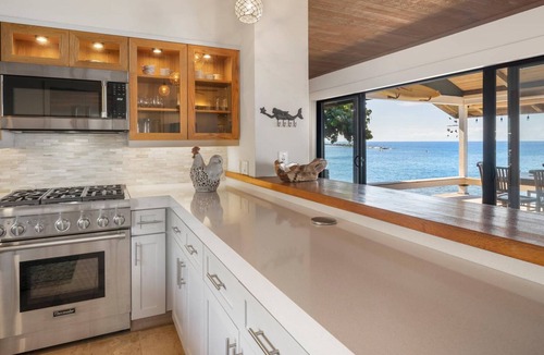 Kahaluu Bay House | Ocean-view sanctuary in Kailua Kona, 2-bedroom retreat with luxury amenities.