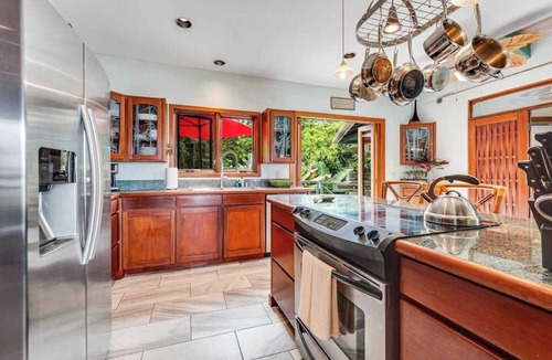 Honaunau-Napoopoo House | Oceanfront Captain Cook Sanctuary with Lanai & Full Kitchen