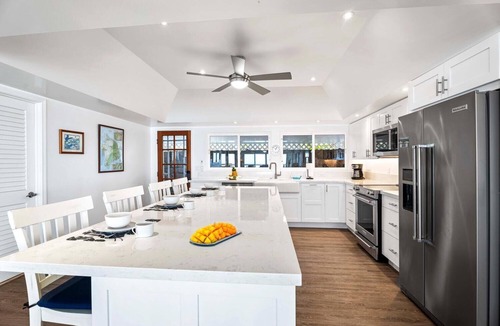 Kahaluu Bay House | 🏖️Oceanfront Kona Home w/Pool + A/C | Walk to Kahalu'u