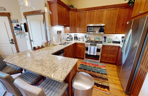 Silverthorne Condo | On River Trail! Elevator. Walk to Dining, Shops, Events, Theater, Weddings!