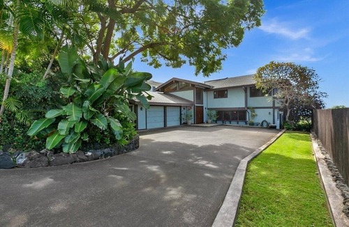 Kona Palisades House | Panoramic Oceanview Life: Stunning, Elegant Kona Charm House