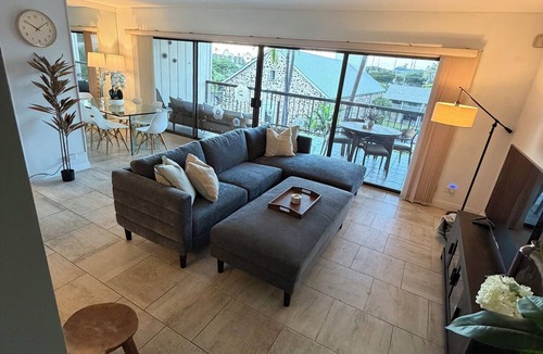 Historic Kailua Village Apartment | Peek-a-Boo Ocean View Condo in Kona - Walk to Beaches, Shops & Restaurants