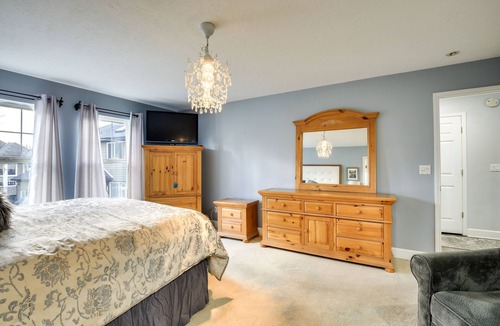 Sandy Apartment | PNW Getaway w/ Pool Access Near Skiing & Hiking!