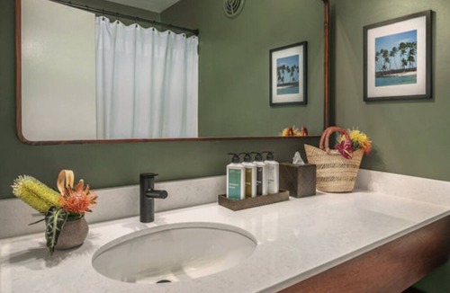 Historic Kailua Village Hotel | Pool, Bikes, Daily Yoga – The Ultimate Getaway
