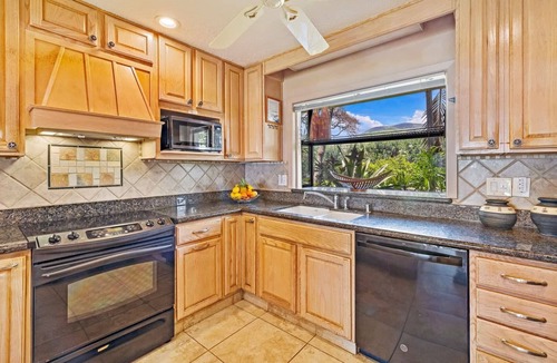 Downtown Lahaina House | Premium Oceanfront 4BR: Gated Community w/Pool