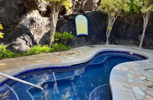 Hanamaulu Apartment | Pristine Retreat at Popular Resort