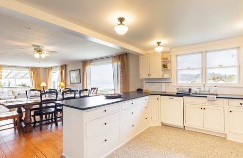Maxwelton House | Private Beach Access + Water Views! | Sleeps 18, Historic 6BDR Farmhouse w/Deck