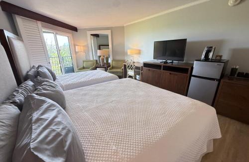 Hanamaulu House | Private Beachfront Ocean View with Resort Amenities!