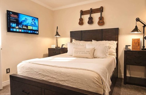 Snohomish Bed & Breakfast | Private Bedroom w Hot Tub and Arcade