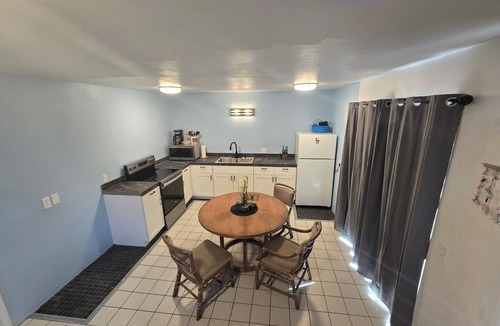 Pauwela Apartment | Private Hot Tub Lanai + Full Kitchen