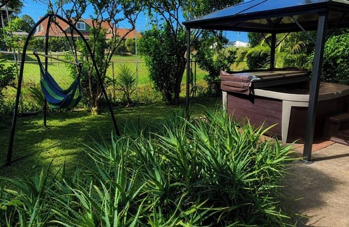 Pauwela Apartment | Private Hot Tub Lanai + Full Kitchen