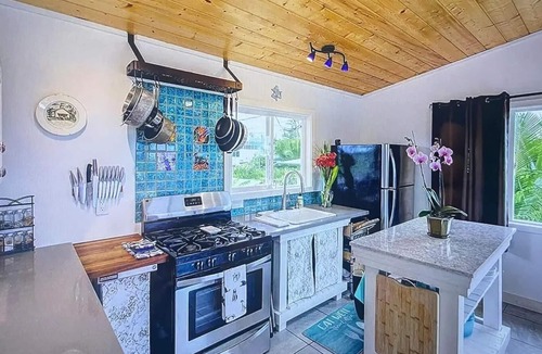 Kehena House | Private, quiet, ocean view home. 5 minutes from the beach!