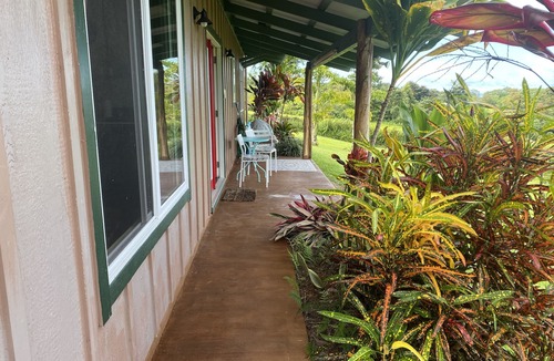 Papaikou Apartment | Puumoi ocean view hideaway