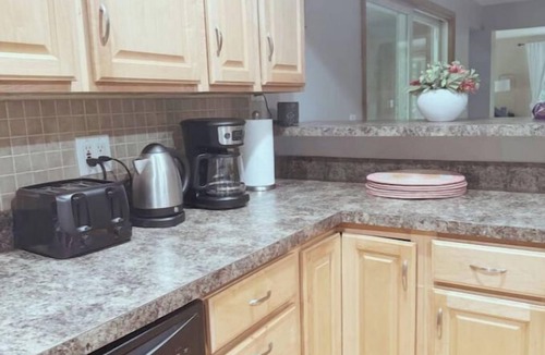 Hamden House | Quiet Cozy Stay Spacious Home Near Beach & Shops